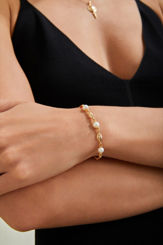 Gold pearl bracelet with freshwater pearls and 925 silver chain
Delicate gold vermeil pearl bracelet – Celestial Bloom by Petite Secret
Elegant freshwater pearl bracelet for women.