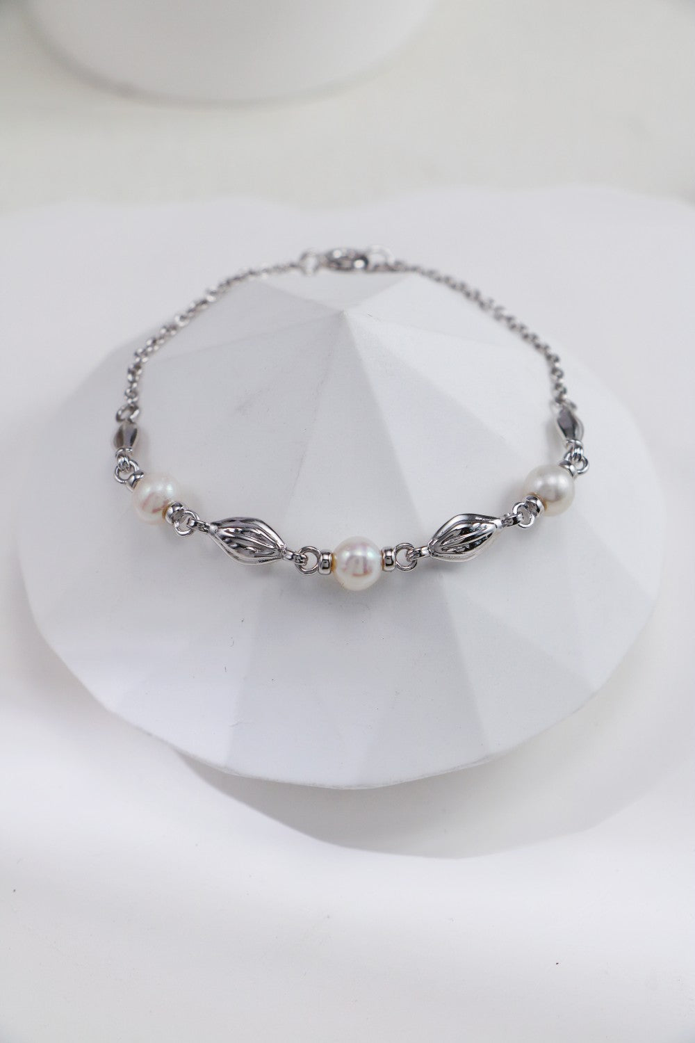 Gold pearl bracelet with freshwater pearls and 925 silver chain
Delicate gold vermeil pearl bracelet – Celestial Bloom by Petite Secret
Elegant freshwater pearl bracelet for women.