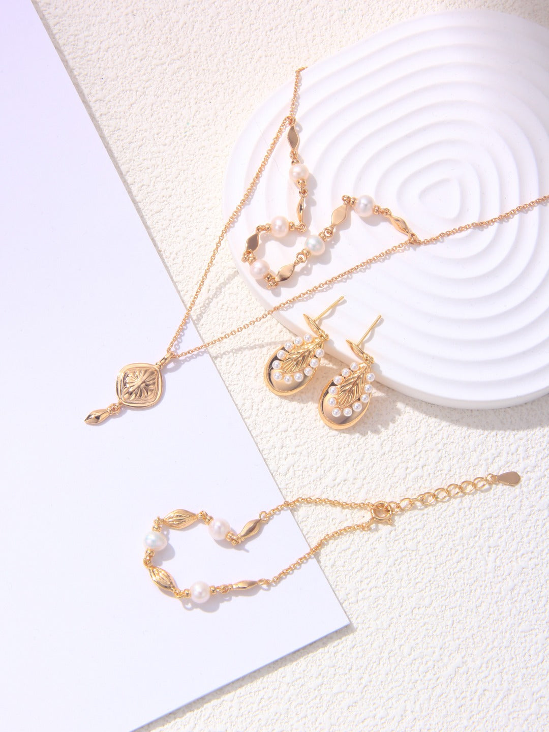 Double-layered gold pearl necklace with 925 sterling silver and freshwater pearls
Delicate gold vermeil pearl necklace – Celestial Bloom by Petite Secret
Elegant pearl necklace for layering – Petite Secret Jewellery.