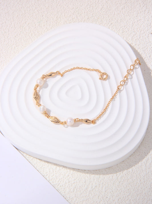 Gold pearl bracelet with freshwater pearls and 925 silver chain
Delicate gold vermeil pearl bracelet – Celestial Bloom by Petite Secret
Elegant freshwater pearl bracelet for women.