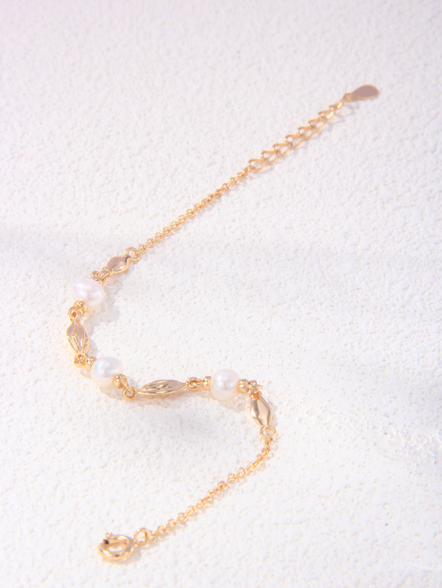 Gold pearl bracelet with freshwater pearls and 925 silver chain
Delicate gold vermeil pearl bracelet – Celestial Bloom by Petite Secret
Elegant freshwater pearl bracelet for women.
