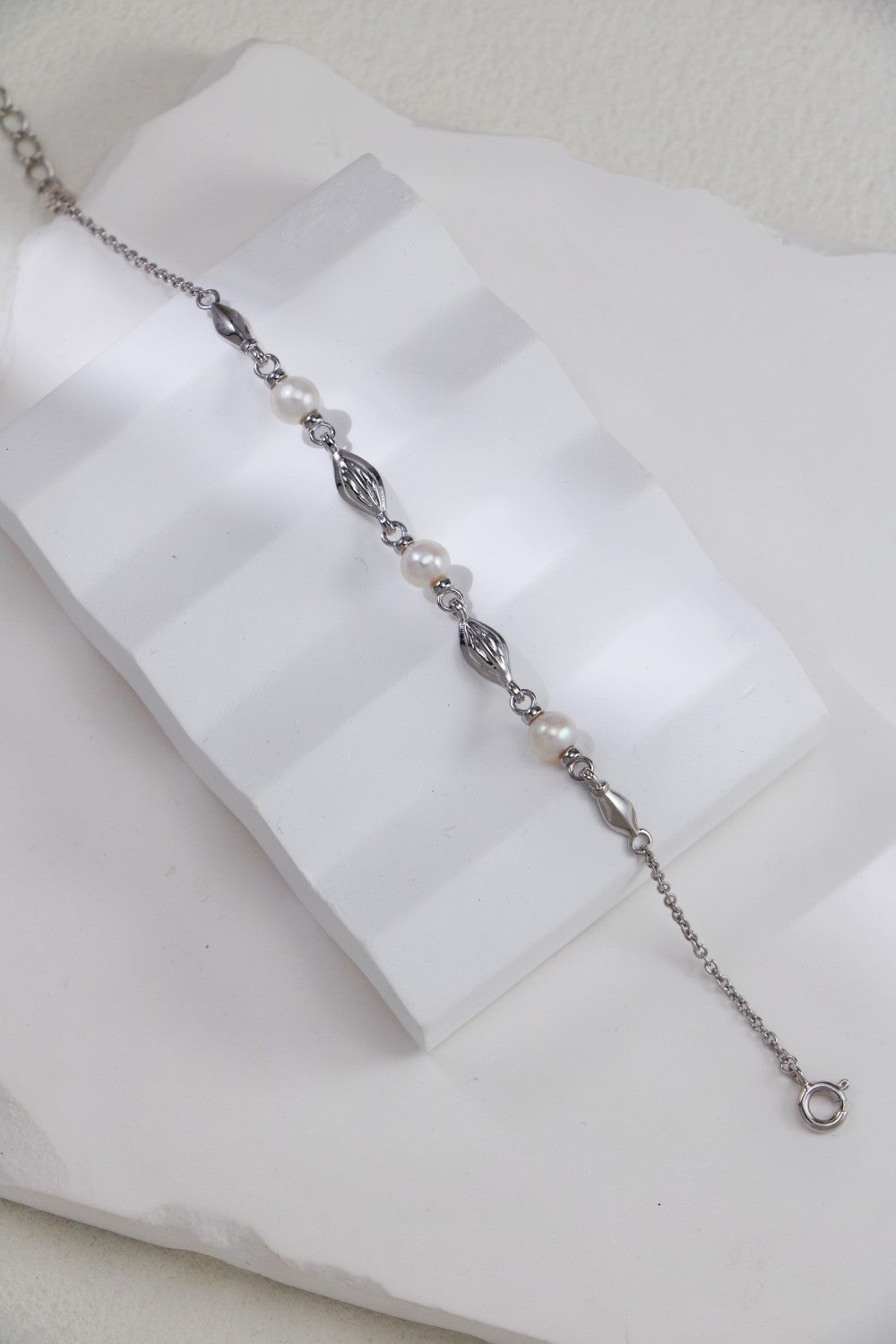 Gold pearl bracelet with freshwater pearls and 925 silver chain
Delicate gold vermeil pearl bracelet – Celestial Bloom by Petite Secret
Elegant freshwater pearl bracelet for women.