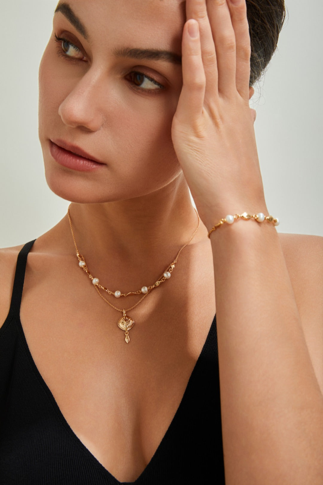 Gold pearl bracelet with freshwater pearls and 925 silver chain
Delicate gold vermeil pearl bracelet – Celestial Bloom by Petite Secret
Elegant freshwater pearl bracelet for women.