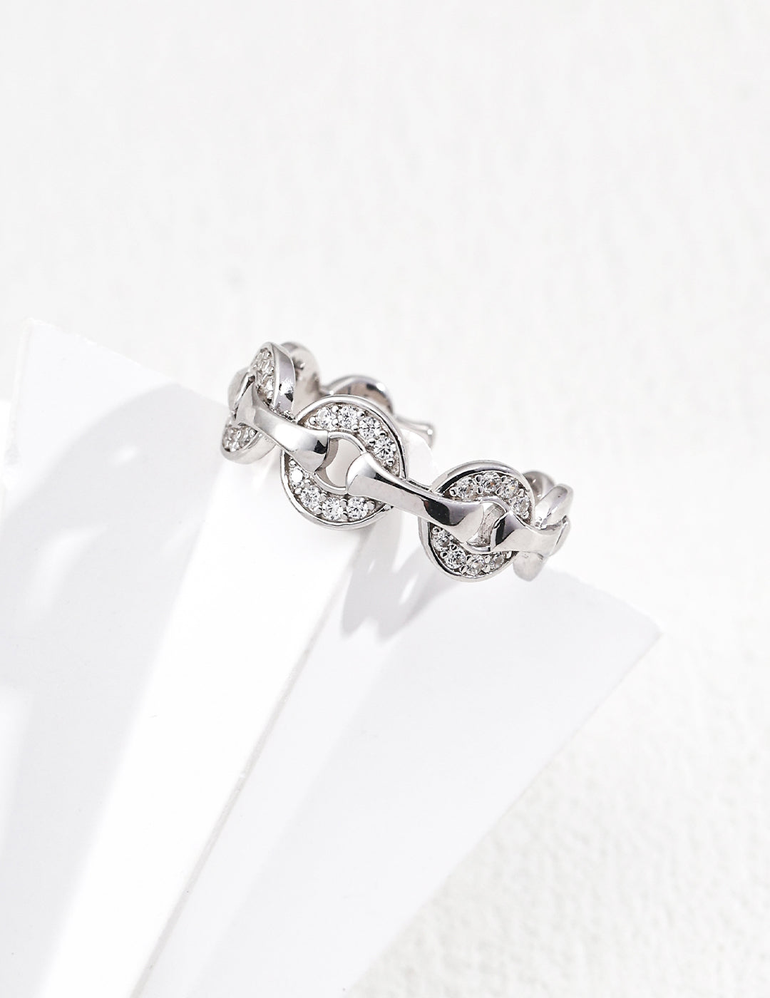 Chain of Light Rings