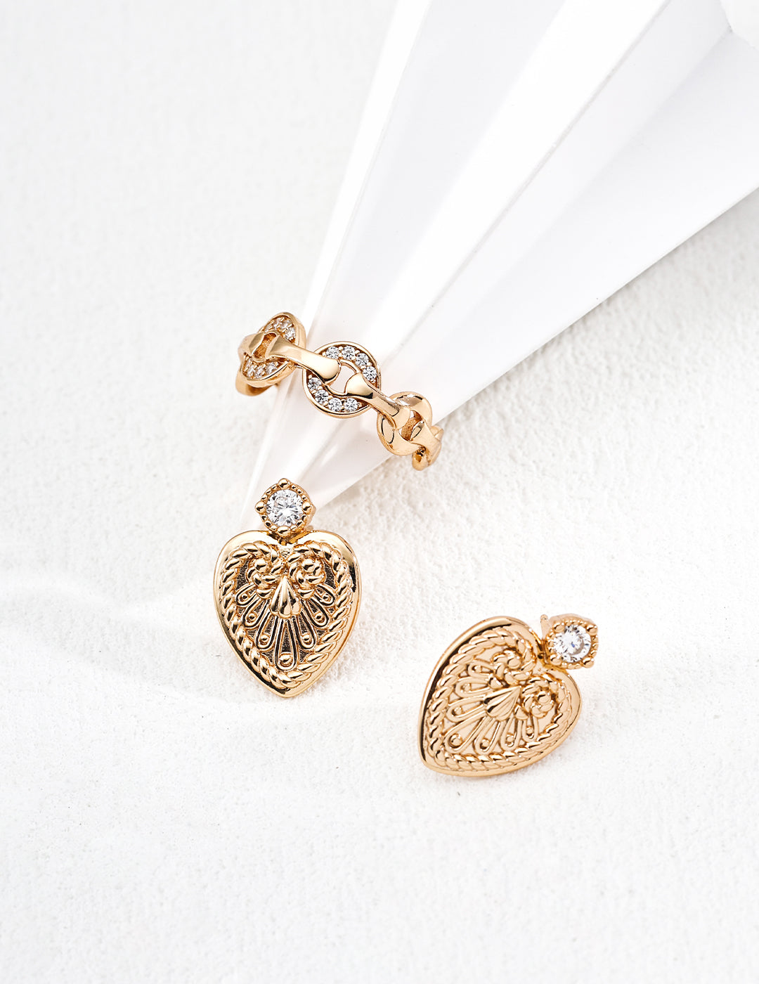 Chain of Light Rings